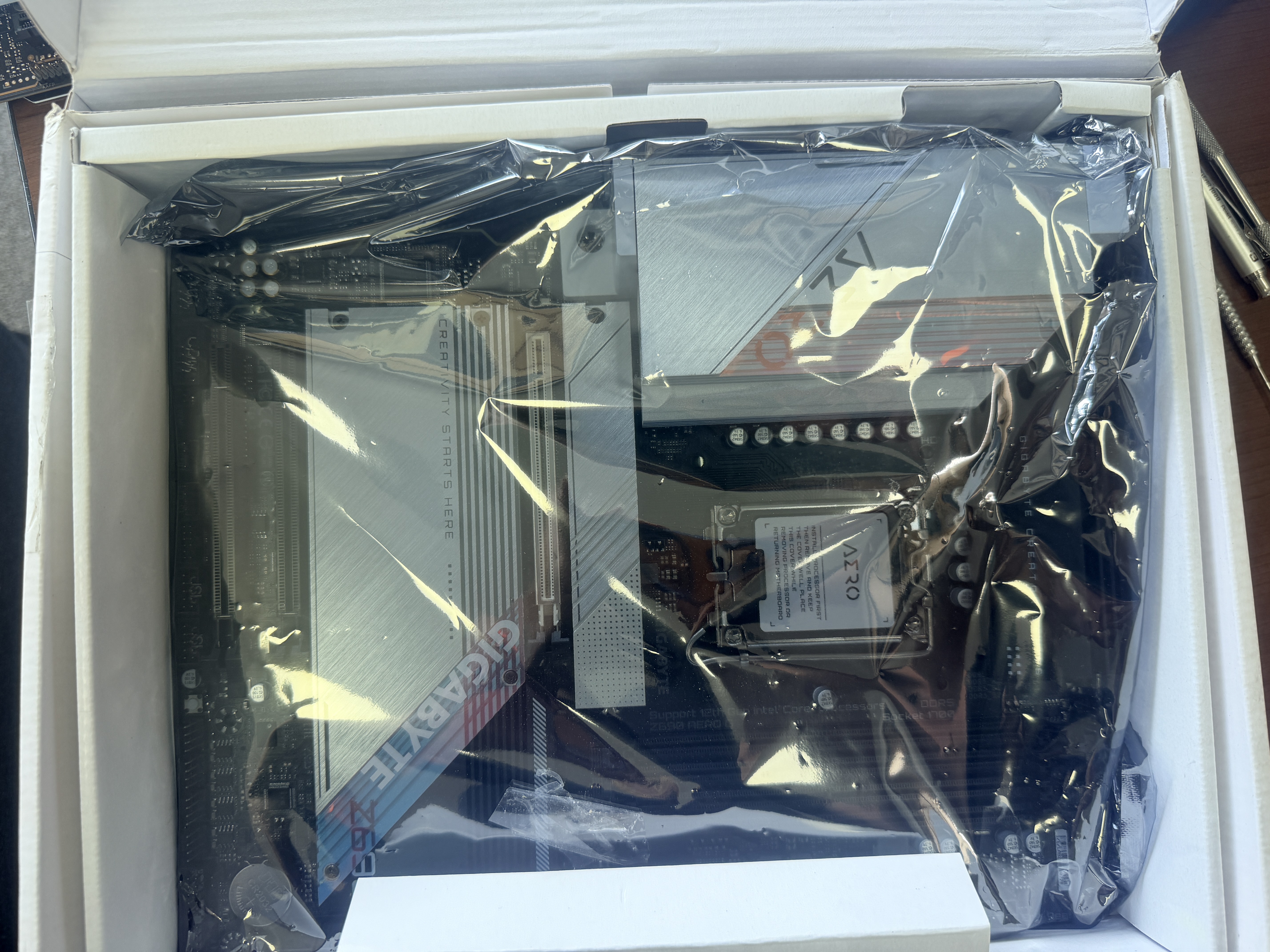 Gigabyte - Z690 AERO G - Intel LGA 1700 ATX Wi-Fi - Motherboard